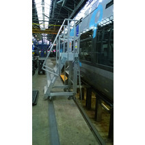 Plate-forme roulante pour transport ferroviaire